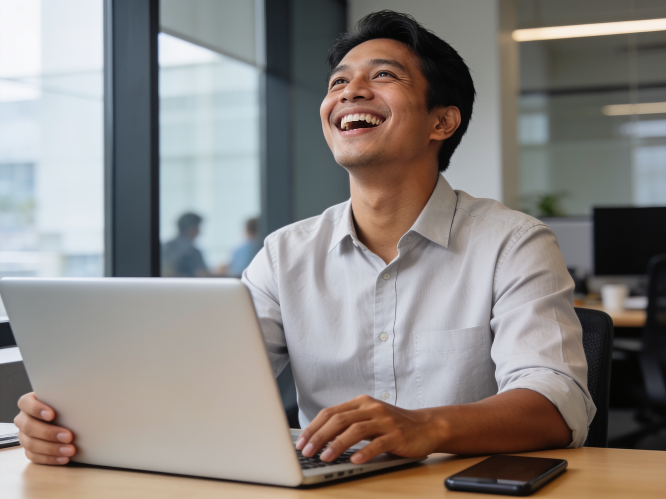 IT profesional Indonesia sedang bekerja di kantor modern memantau performa server cloud hosting.